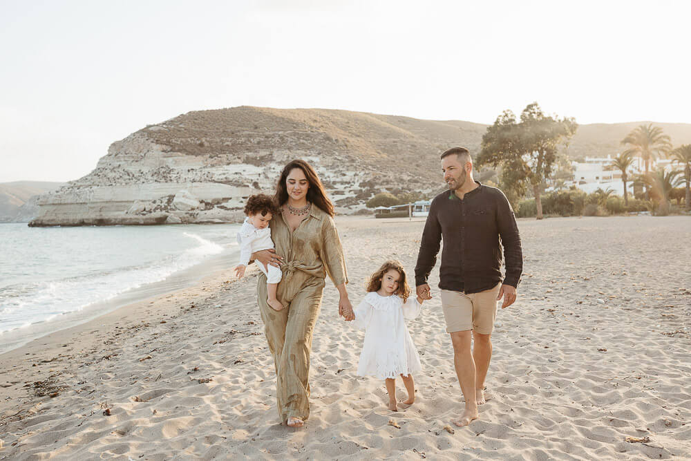 fotografía de familia en Agua Amarga, Almería